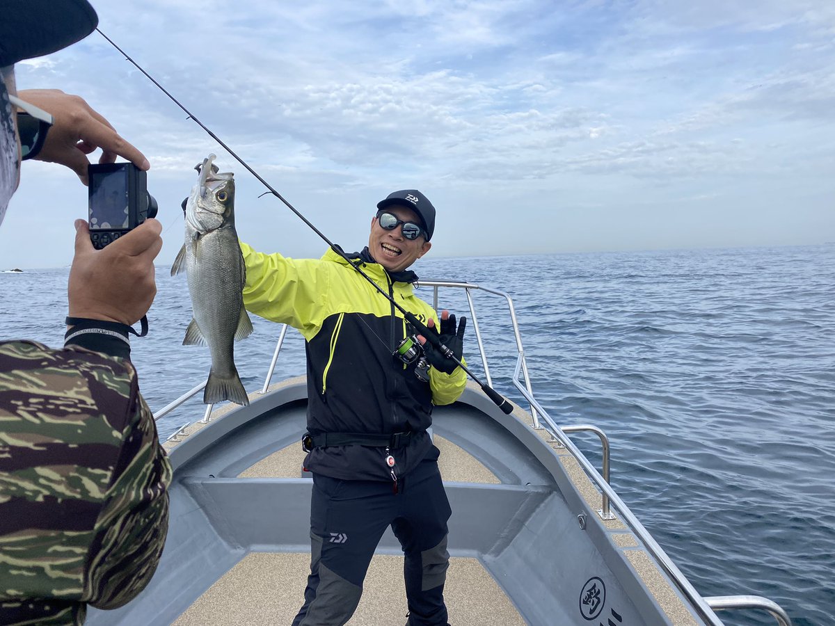 BottomKanta's tweet photo. チーム大阪湾チニングエキスパートの皆様が志摩の海域に🌊

かっっっなり厳しい中魚を引っ張り出して頂きました🙏💦

朝の魚は何処へやら…。

次回は今日釣り損ねた分を他魚種爆釣でお返しさせて頂きます✨

またお待ちしております✨ https://t.co/rMPAKwqizK
