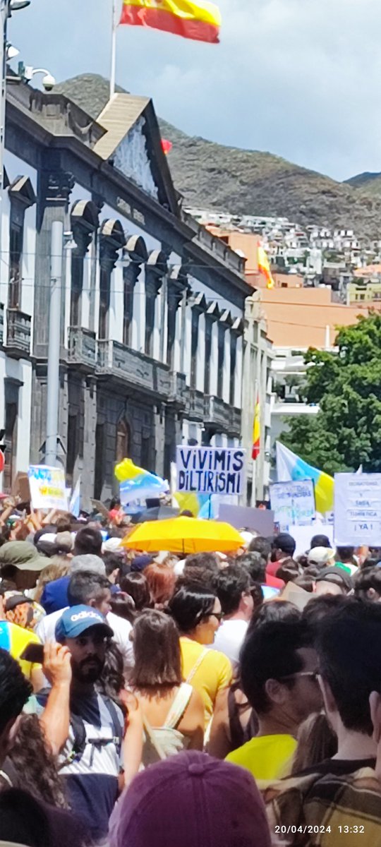 ninesang's tweet photo. Arriba de ellos!!! Más gente que nunca!!! Echese a la calle señor #CanariasTieneUnLimite https://t.co/itbMAj4wT2