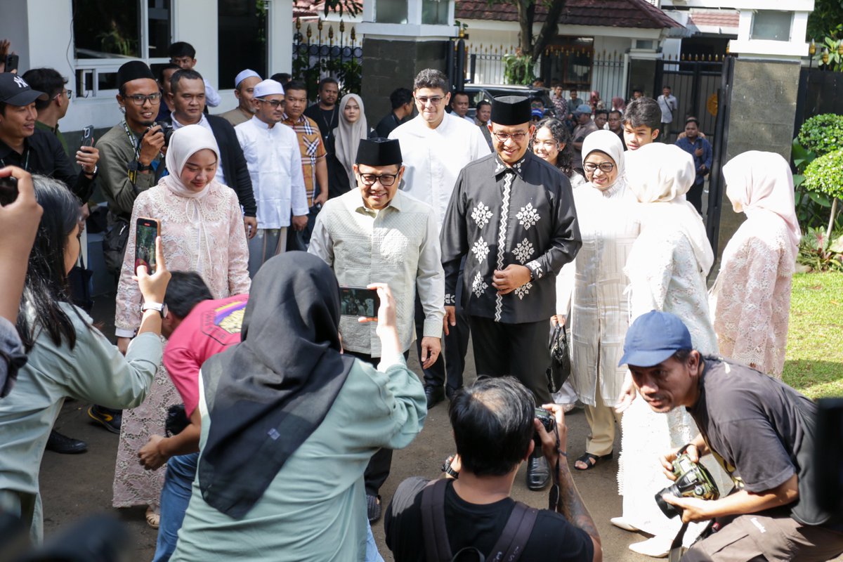 cakimiNOW's tweet photo. Sugeng rawuh mas Anies dan keluarga. Senang sekali bisa silaturrahim sekaligus halal bihalal sore tadi bersama Timnas AMIN, relawan AMIN, jurnalis, serta sejumlah kolega menteri dan pejabat lainnya.

Halal Bihalal tadi dipungkasi dengan menyanyikan lagu kebanggaan AMIN bersama @KojekRapBetawi. Terima kasih atas kehadirannya. Semoga silaturrahim dan kebersamaan ini tetap terjaga. Amin..