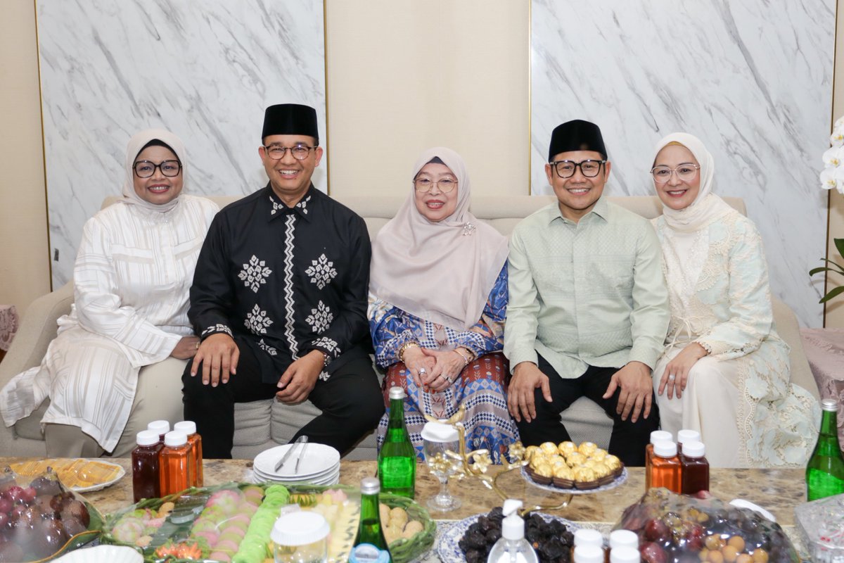 cakimiNOW's tweet photo. Sugeng rawuh mas Anies dan keluarga. Senang sekali bisa silaturrahim sekaligus halal bihalal sore tadi bersama Timnas AMIN, relawan AMIN, jurnalis, serta sejumlah kolega menteri dan pejabat lainnya.

Halal Bihalal tadi dipungkasi dengan menyanyikan lagu kebanggaan AMIN bersama @KojekRapBetawi. Terima kasih atas kehadirannya. Semoga silaturrahim dan kebersamaan ini tetap terjaga. Amin..