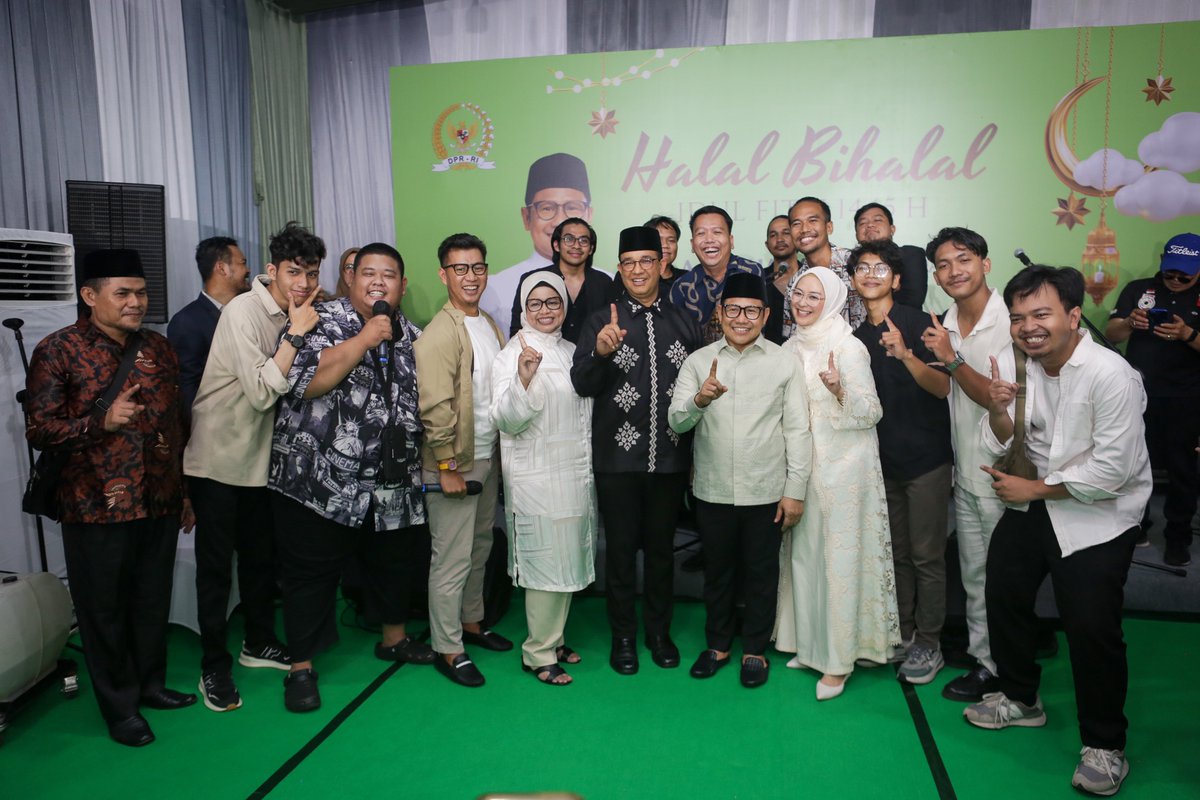 cakimiNOW's tweet photo. Sugeng rawuh mas Anies dan keluarga. Senang sekali bisa silaturrahim sekaligus halal bihalal sore tadi bersama Timnas AMIN, relawan AMIN, jurnalis, serta sejumlah kolega menteri dan pejabat lainnya.

Halal Bihalal tadi dipungkasi dengan menyanyikan lagu kebanggaan AMIN bersama @KojekRapBetawi. Terima kasih atas kehadirannya. Semoga silaturrahim dan kebersamaan ini tetap terjaga. Amin..