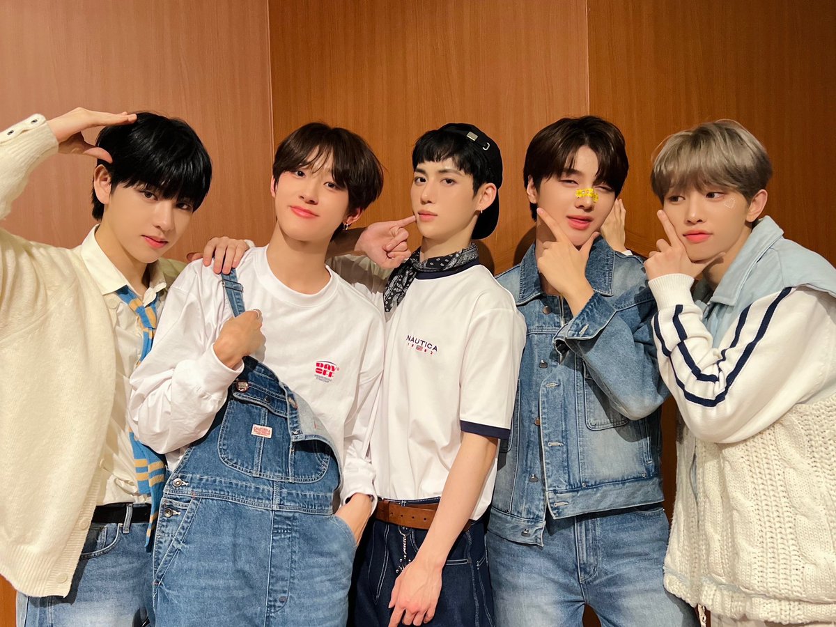 DRIPPIN's tweet photo. [📸] #DRP_PIC

◾2024. 04. 20
◽디어마이뮤즈 팬사인회

JUNHO DAY 🐶💙
진짜 왕자님은 옷이 데님이구나 ʕ۪  ⸱̼ ·̮ ⸱̼ʔっ  ۪  ♡̷ 

#DRIPPIN #드리핀
#Beautiful_MAZE https://t.co/47NkitxHqt