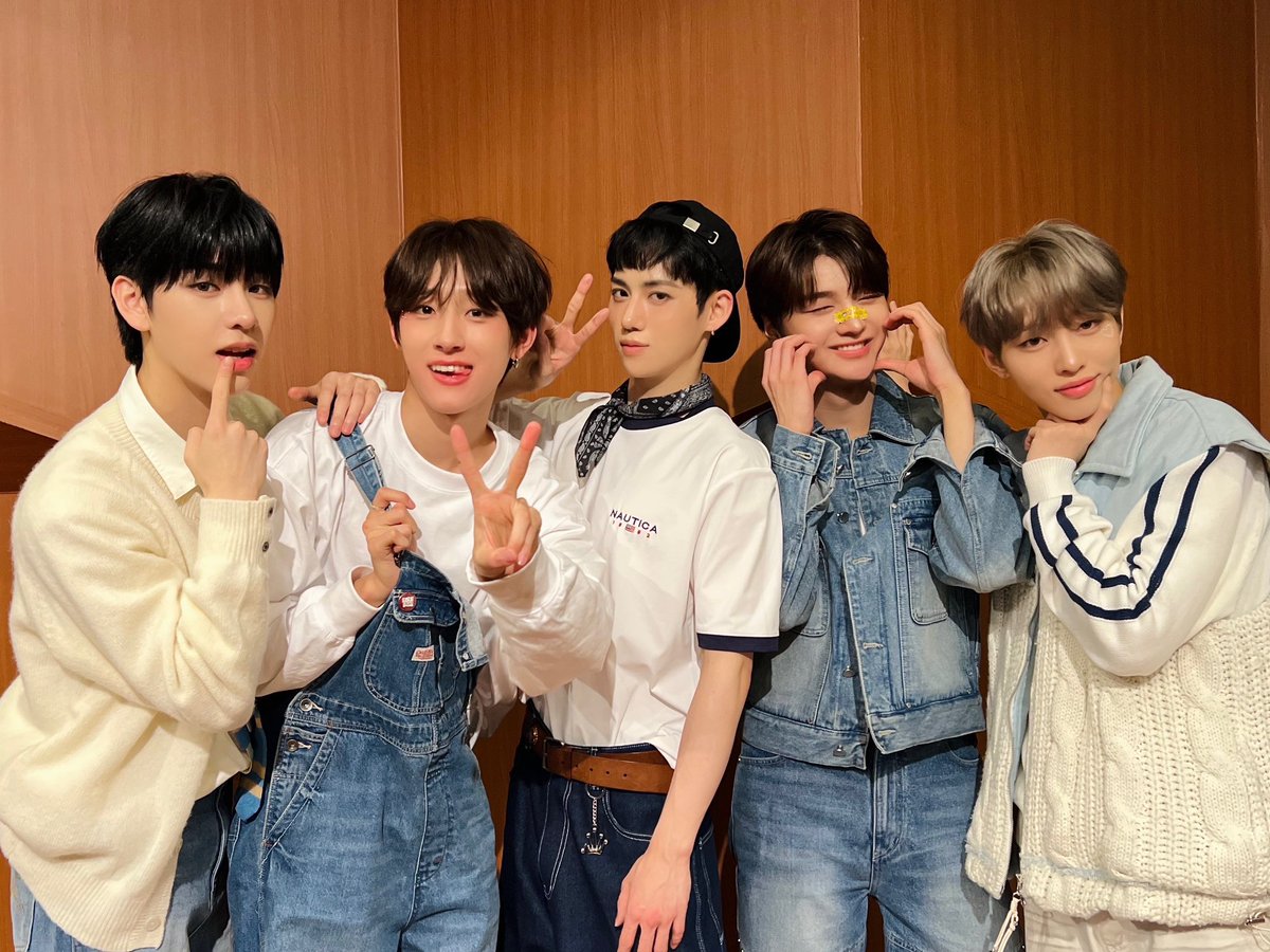 DRIPPIN's tweet photo. [📸] #DRP_PIC

◾2024. 04. 20
◽디어마이뮤즈 팬사인회

JUNHO DAY 🐶💙
진짜 왕자님은 옷이 데님이구나 ʕ۪  ⸱̼ ·̮ ⸱̼ʔっ  ۪  ♡̷ 

#DRIPPIN #드리핀
#Beautiful_MAZE https://t.co/47NkitxHqt