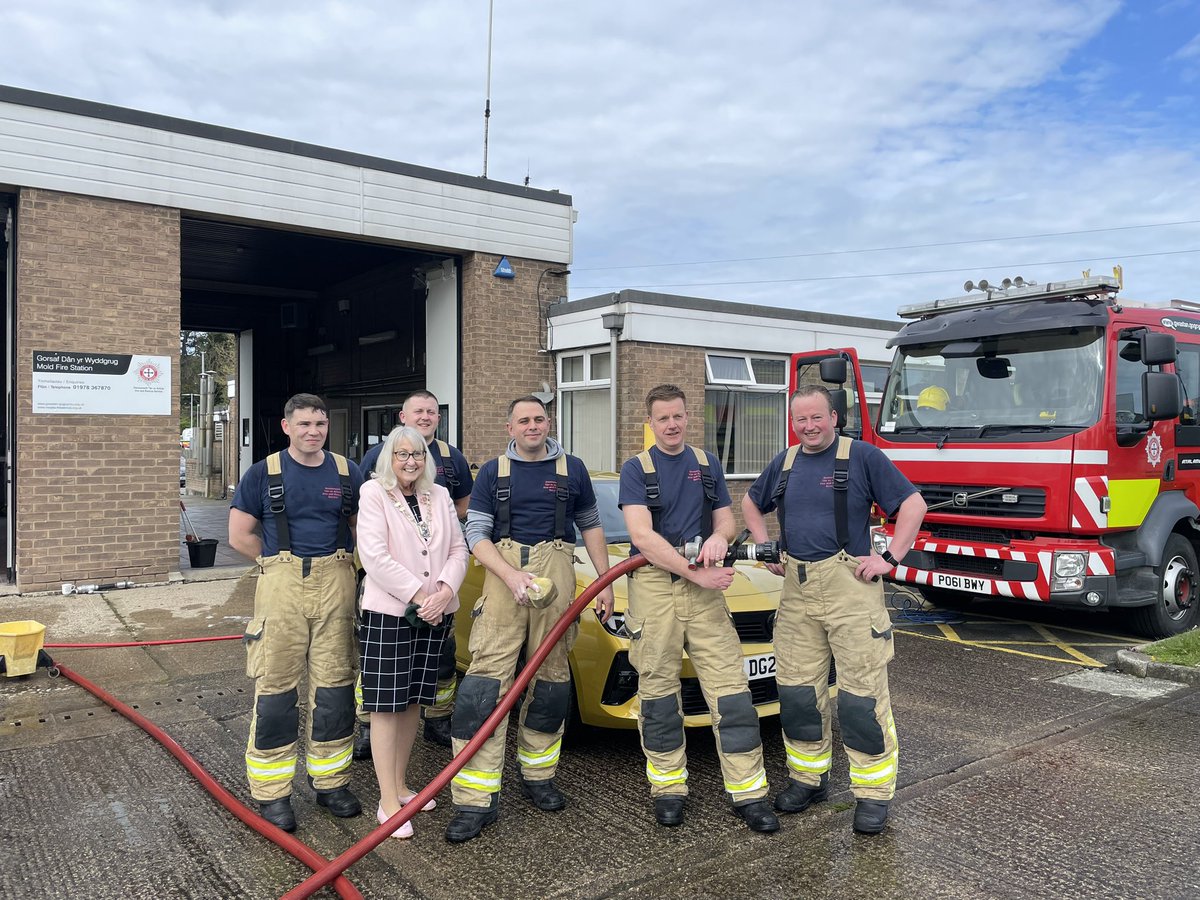 Diolch am gefnog ni yn #YrWyddgrug heddiw yn golchi ceir i hel arian at elusen y Diffoddwyr Tân. Thanks for supporting our car wash at #Mold Fire Station earlier today raising funds for the Fire fighters Charity. 🙌🙌🧽🧽🚒🚒