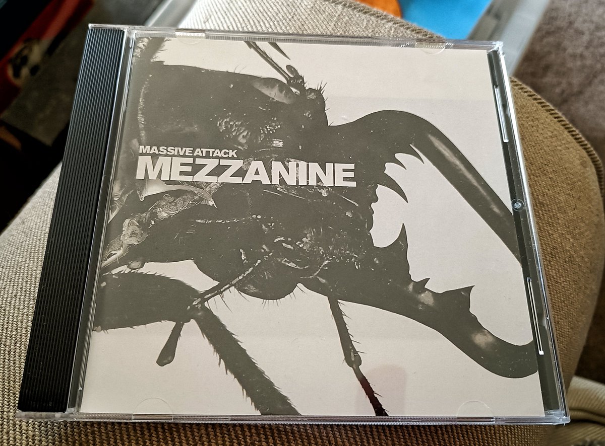 #NowPIaying Mezzanine - Massive Attack (Virgin Records, 1998) masterpiece of the trip hop genre, one of the last great albums of the 90s #triphop #Bristol #massiveattack #nineties