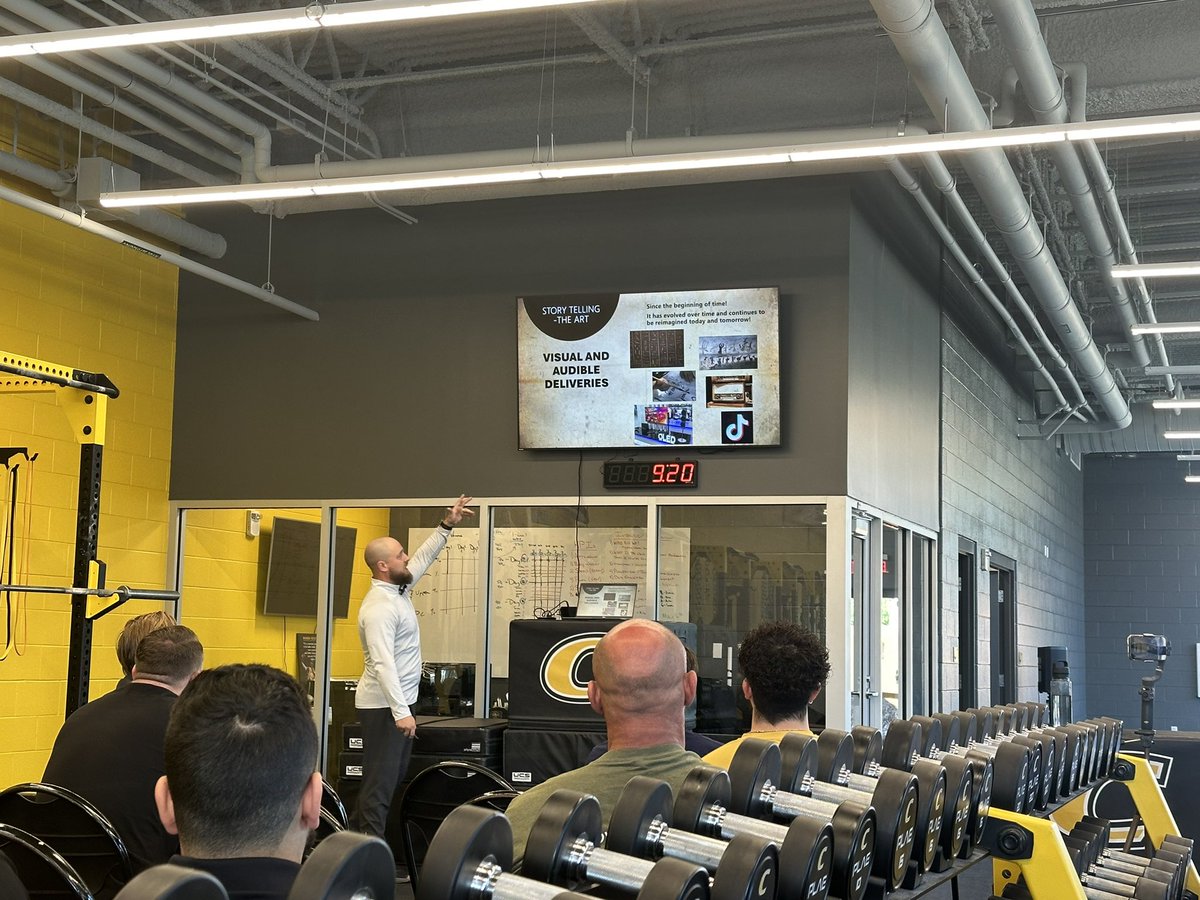 <a href="/Atallah_Adam/">Coach Atallah</a> getting us kicked off at the <a href="/CentreSportPerf/">Centre Sport Performance</a> clinic.
<a href="/jeremyccarlson/">Jeremy Carlson</a> has put an awesome experience together! It’s gonna be a great day!