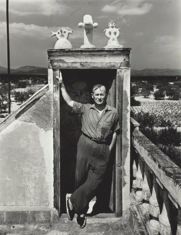 'Al cap d'un temps d'estar treballant en un quadre, puc sentir com me n'estic començant a enamorar, amb l'amor que neix de la comprensió lenta.' 🎨 #JoanMiró (neix un 20.04.1893) 📷 Irving Penn