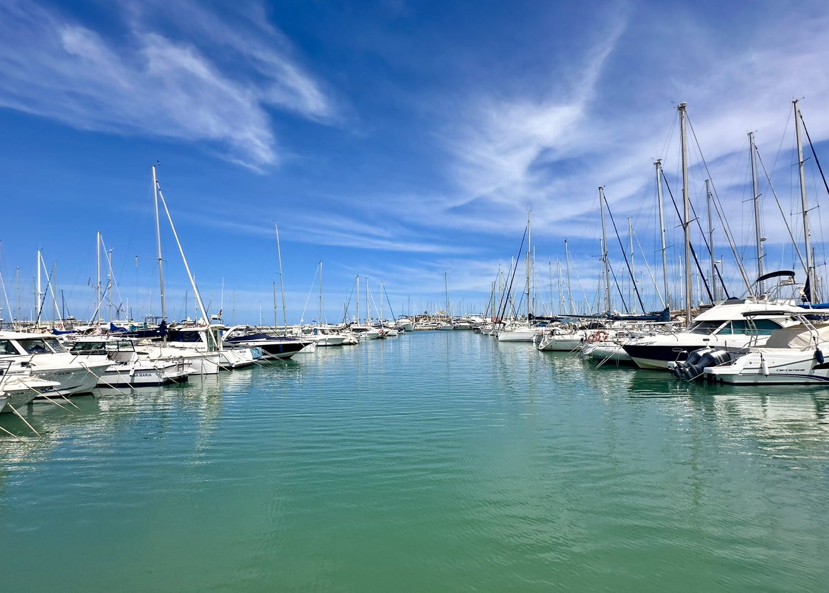 Having a super chilled out afternoon here in Denia Marina. 🇪🇸🥂😊