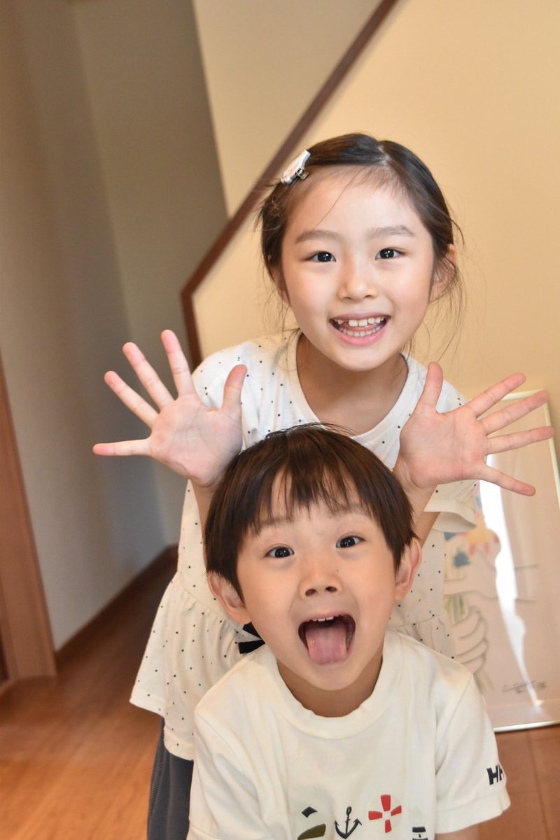 TK240201's tweet photo. 出張中に送られてきたお子たちの写真が尊すぎて尊い。パパはもうすぐ帰るよ。 https://t.co/w6y587T90h
