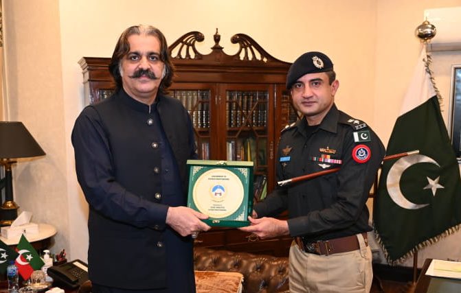 وہ شخص جس نے 8 فروری کو <a href="/PTIofficial/">PTI</a> کا مینڈیٹ چوری کیا۔ پارٹی کارکنان و لیڈران کے گھروں پہ غیر قانونی چھاپے مارے۔ چادر و چار دیواری کا تقدس پامال کیا۔ ھر طرح کے ظلم و بربریت میں برابر کا حصہ دار رہا، اس کو شخص کو وزیر اعلیٰ خیبر پختونخوا علی امین گنڈاپور بہترین خدمات کے اعتراف