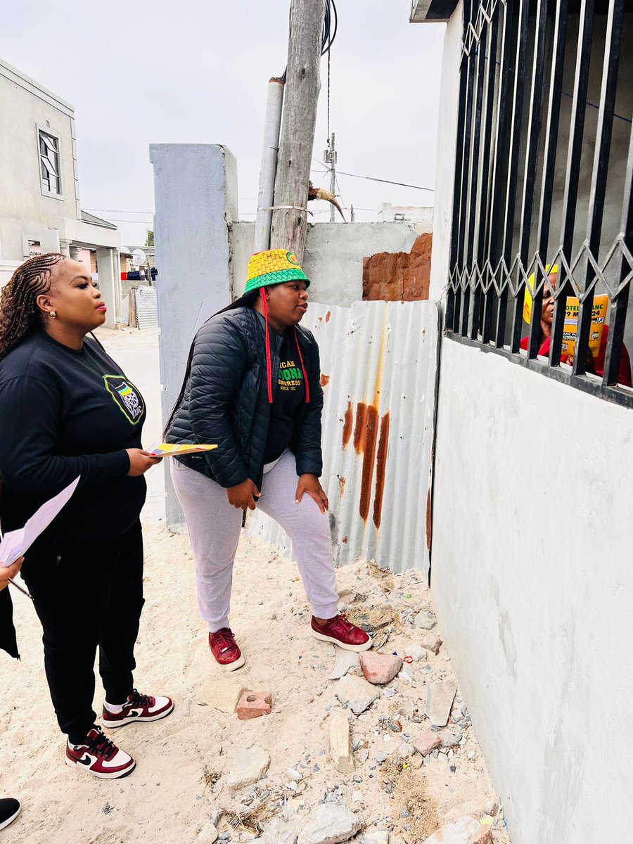 ANCYL Deputy President, Cde Phumzile Mgcina, SACP CC member, Cde Buti Manamela & WC Provincial Coordinator led a massive door to door today with the SACP and NUM Western Cape in Samora Machel, Phillipi Subregion in the Dullah Omar Region. #ANCYLatWork