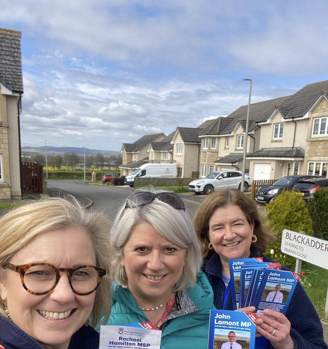 📣Out this morning with @Rachael2Win and Diana - supporting @John2Win 💬Chatting to people from Chirnside and hearing about their priorities 🏥Many were concerned that their GP practice had recently closed and that they now have to travel to Duns to see at doctor