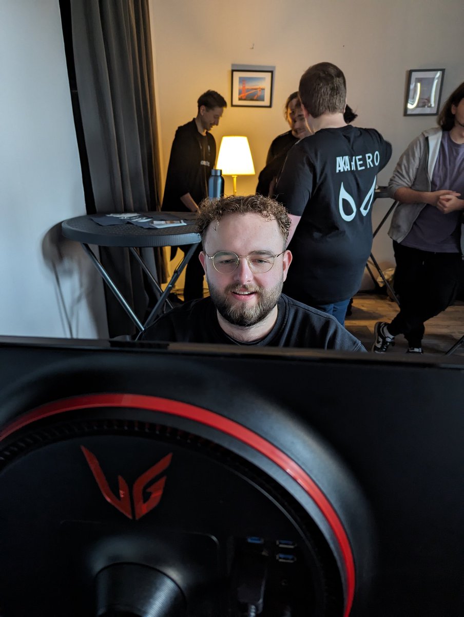 AKAHEROESPORT tweet picture