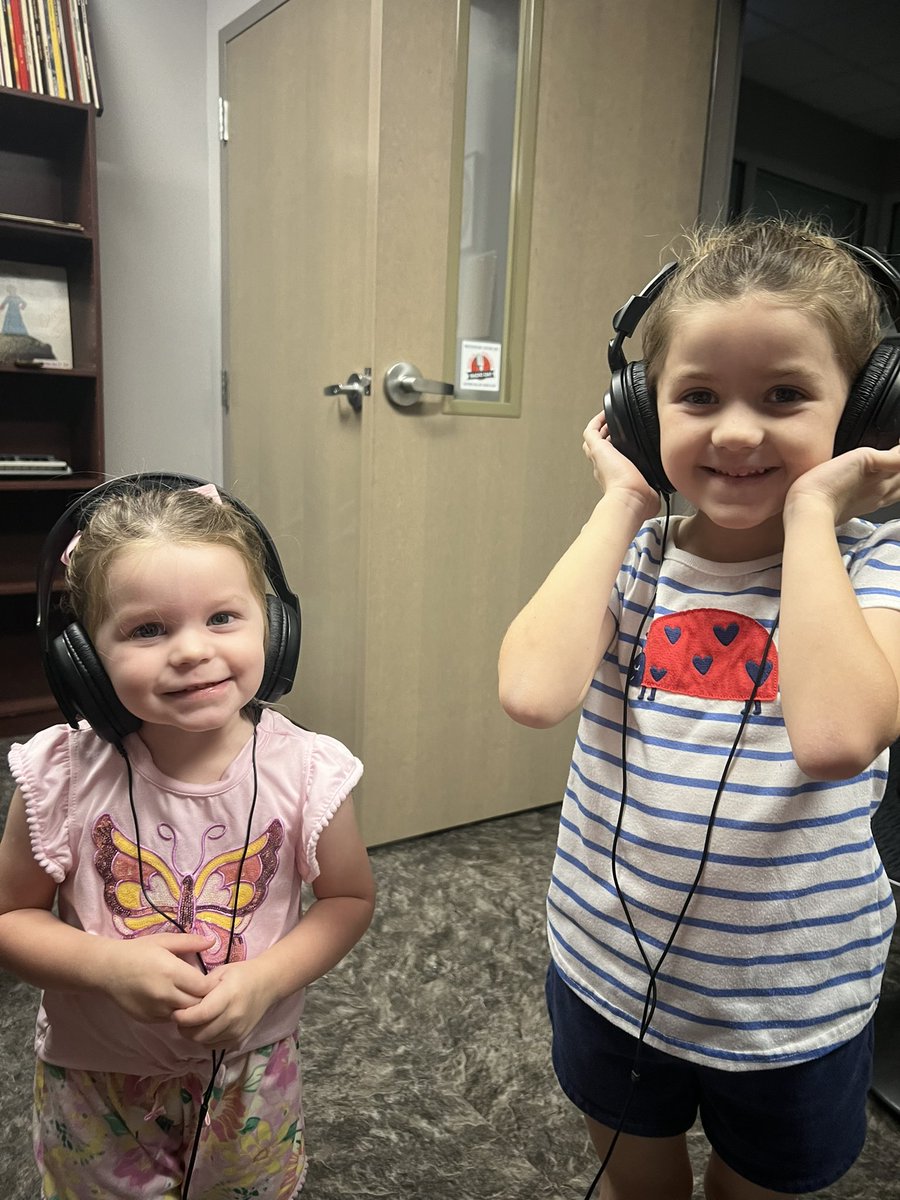 scarjacks22's tweet photo. Live from @RadioWarner studio with the girls. 🎙️ https://t.co/SqcyqoCIDV