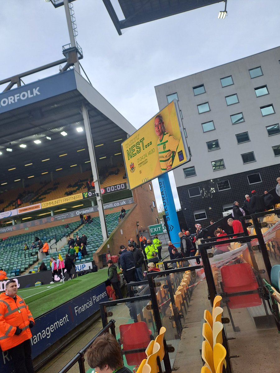 Nice to see more visibility for @NorwichCityWFC at Carrow Road 💛💚 Let's hope for 2 big Ws this weekend 💛💚 @NorwichCityFC @NorwichCityHelp #ncfc #ncwfc #OneClub #ncwsc