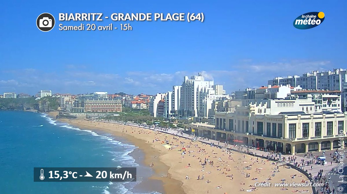 Malgré la #fraîcheur (15°C cet après-midi contre 27°C samedi passé), il y a du monde sur la plage de #Biarritz. À l'abri du vent et en plein #soleil, le ressenti est relativement agréable. Ce soir, après le coucher du soleil, le #froid reviendra.