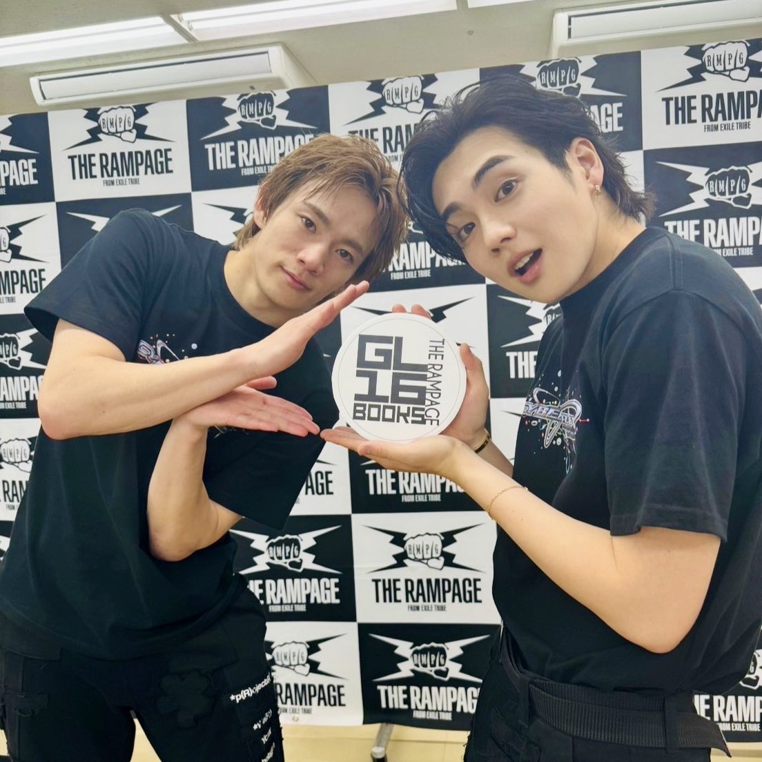 GL16_TRB's tweet photo. 北人さん翔平さんのオフショットも撮らせていただきました✨

おふたりが参加するGL-16プロジェクトも着々と進行しておりますので、皆さまお楽しみに💕

#吉野北人
@hokuto_asi 
#浦川翔平
#ura_river_ 
#GL16
#CyberHelix
@therampagefext https://t.co/JkrHkODr8e