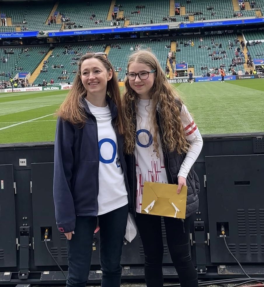 A brilliant attendance at Twickenham Stadium to support our amazing @redrosesrugby with over 48,700 tickets sold! Some lucky O2 customers won pitch-side access to watch the team warm up 🥰 #WearTheRose 🌹#ENGvIRL #GuinnessW6N