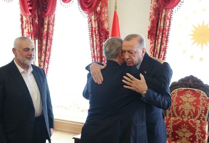 Cumhurbaşkanı Erdoğan, Dolmabahçe Çalışma Ofisi'nde Hamas Siyasi Büro Başkanı İsmail Haniye'yi kabul etti. Fatih Erbakan'ı gören var mı?