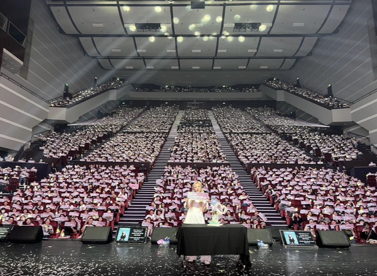 GLnJHS3aoAA_oBS?format=jpg&name=900x900