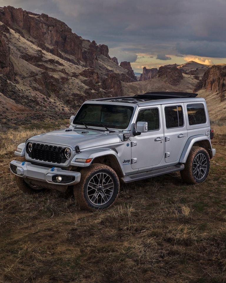 The #Jeep #Wrangler4xe offers remarkable power whether you're running on gas or its all-electric range. Towing heavy loads is a breeze, making it perfect for any adventurer! #ItsAJeepThing 

Shop Now: bit.ly/3S7JE8K