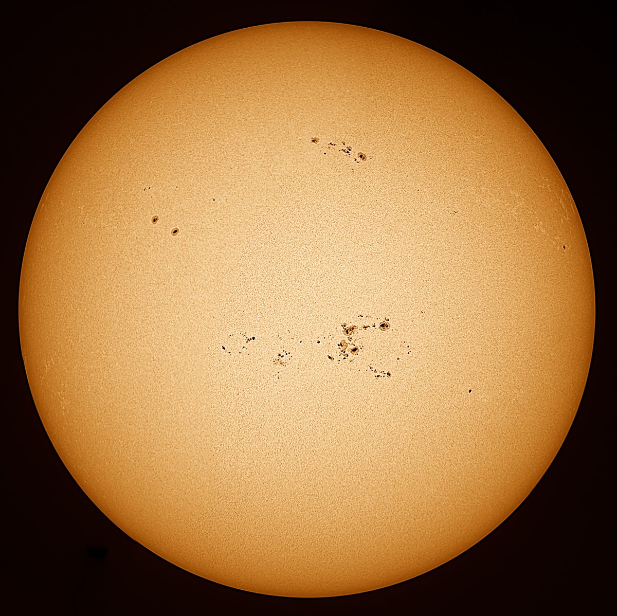 Make hay while the sun shines!! Detail Sun today. 5 panel mosaic 1400mm ASI432mm camera, white light Kendrick solar filter, C8 x.7 reducer. Worth a zoom 'click'! #sun #solar #sunspots #sunhour #stormhour #thephotohour #astrophotography #astronomy