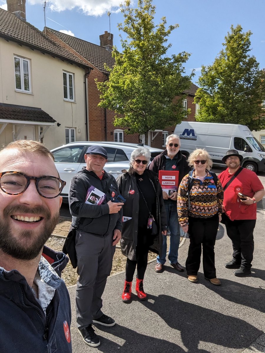 Lovely weather to be out on the doors chatting with residents🌹 @swindonlabour