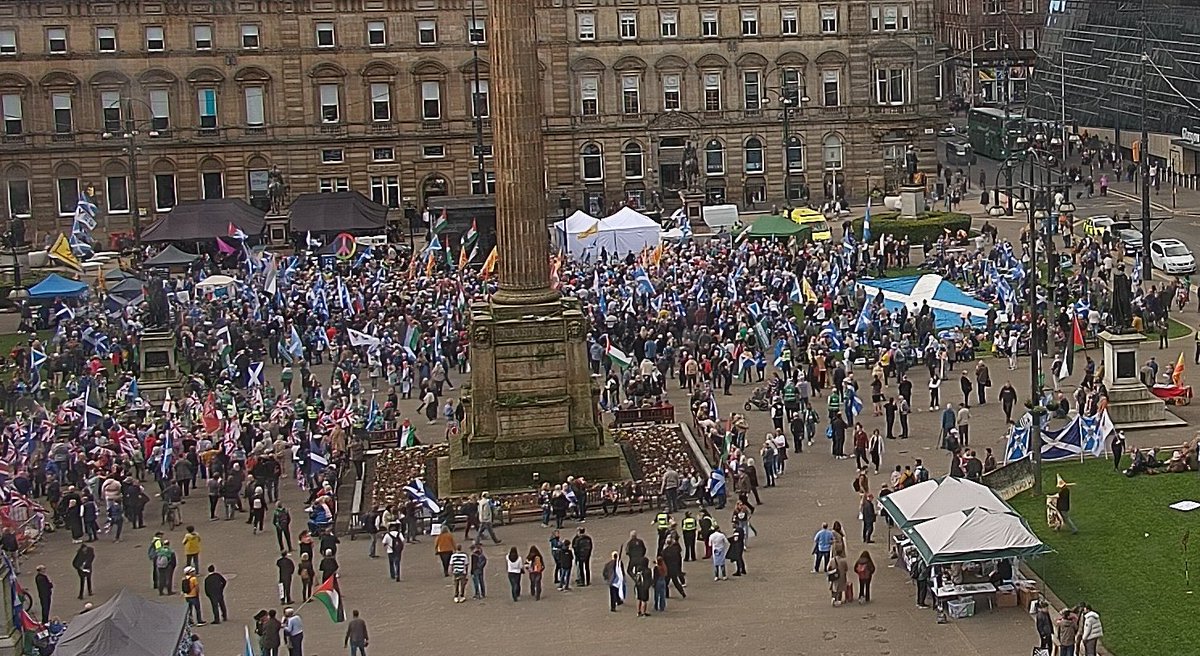 And at 14:29 just 20 minutes after our first webcam image when the full march had arrived, it's already markedly thinning out - perhaps the speeches of the selectively selected speakers couldn't even grip the rump of the mainly NuSNP/Green party faithful who BiS pulled in.