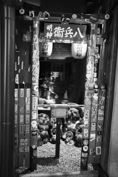 京都の平熱

神様と人間と
伝統と開発と
過去と今と未来と
それら全てのモザイク 