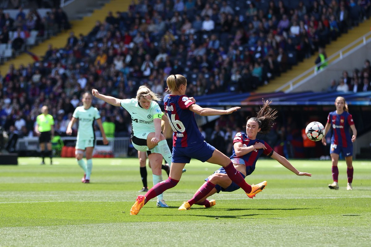 VANTAGEM DAS BLUES 🔥⚽️ O Chelsea venceu o Barcelona por 1x0 no jogo de ida da semifinal da Champions League e terá vantagem pra decidir em casa, no próximo sábado. O golaço do Chelsea foi marcado por Erin Cuthbert. 📸Chelsea | Reprodução #UWCL