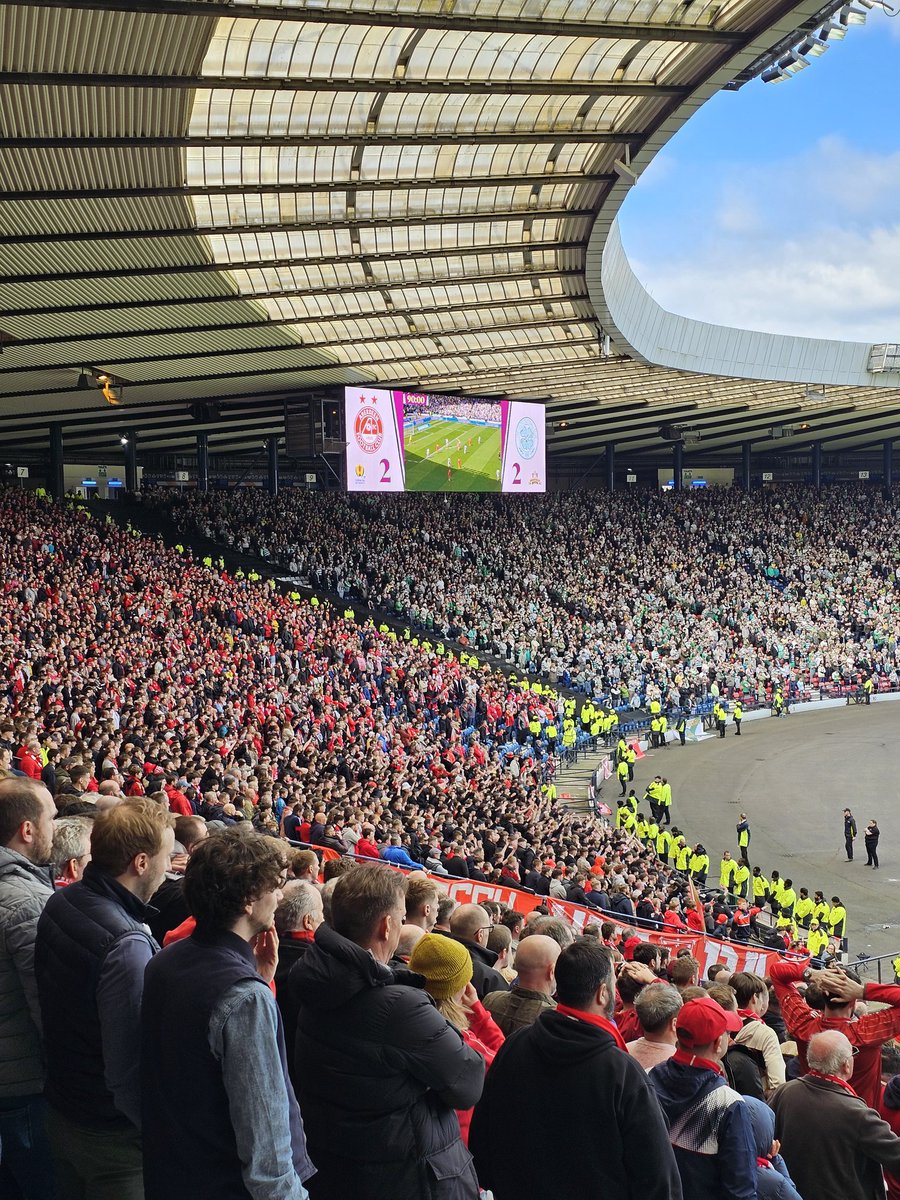Extra time required at Hampden. @CelticFC bossed the second half after @AberdeenFC had the better of the first half. Forrest's goal looked like a winner for Celtic, but a late Sokler header gave the Dons a deserved 2-2 draw. Excellent entertainment.
#davesfootballtravels