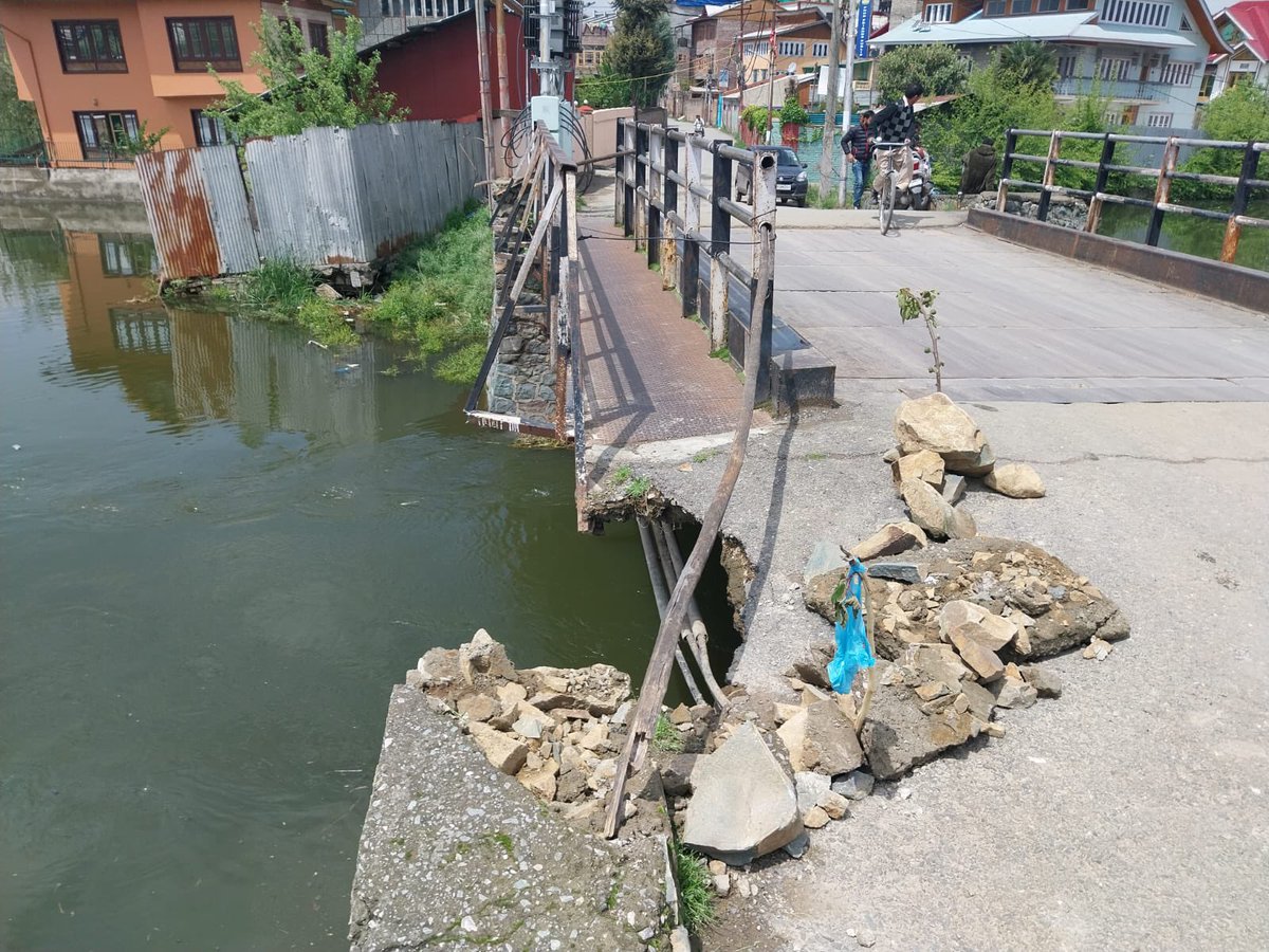 wangnoo_manzoor's tweet photo. Sharing concerning images of Gilkadal Bridge Khushalsur,a vital link in Srinagar. The slow decay presents a significant safety risk to the communters. Urging @srinagaradmin to promptly initiate repairs to avert potential disasters.
@DivComKash @DrBilalbhatIAS https://t.co/dochN6TNye