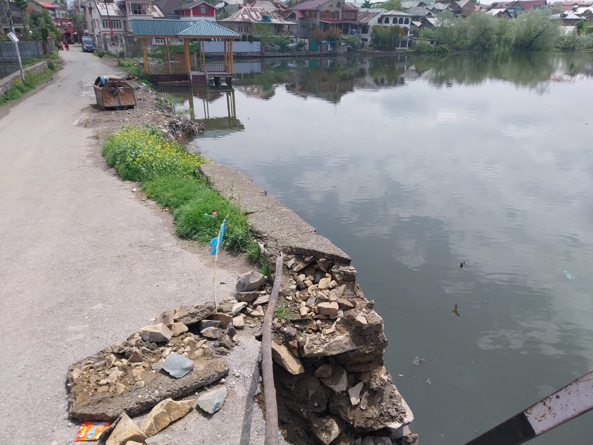 wangnoo_manzoor's tweet photo. Sharing concerning images of Gilkadal Bridge Khushalsur,a vital link in Srinagar. The slow decay presents a significant safety risk to the communters. Urging @srinagaradmin to promptly initiate repairs to avert potential disasters.
@DivComKash @DrBilalbhatIAS https://t.co/dochN6TNye