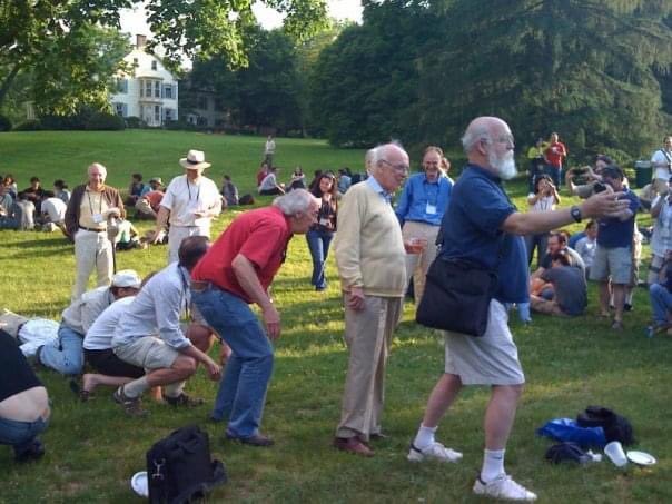 In memory of Daniel Dennett - a re-creation of “The ascent of man” from the CSHL evolution meeting in 2009 (also where I first met @cdbustamante !) Hard to see, but Svante Pääbo and Hopi Hoekstra are towards the back (though perhaps that should’ve been where they put Watson…)