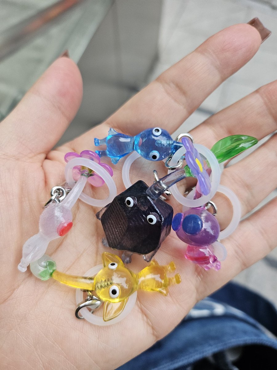 bacchidom's tweet photo. 今日は人に会う約束があったので渋谷へ。
娘も一緒に出て渋谷をうろうろしてたら、ピクミンのガチャガチャ発見🤩
結構穴場だったかも…
ミヤシタパークで食べたDaimyoのソフトクリームおいしかった🥰
偶然入ったローソンがのぐりちゃんいっぱいだったよ❤️
#ピクミン
#DaimyoSoftCream https://t.co/NXmyHJHRlJ