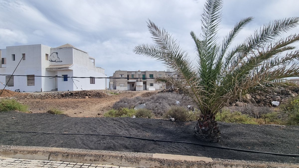 Clean the island too!
Graffiti is everywhere, not anti tourist either! Vile hip hop tags. In front of 5 star hotels squatters and rubbish. 
Spain too! 😔
#LoveLanzarote 
Canary Islands beg UK holidaymakers to visit despite anti-tourism protests telegraph.co.uk/world-news/202…