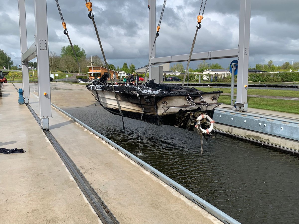 Assistentie brw Lemmer met onze boot ter plaatste geweest. Uitgebrande boot naar kraan gebracht.
