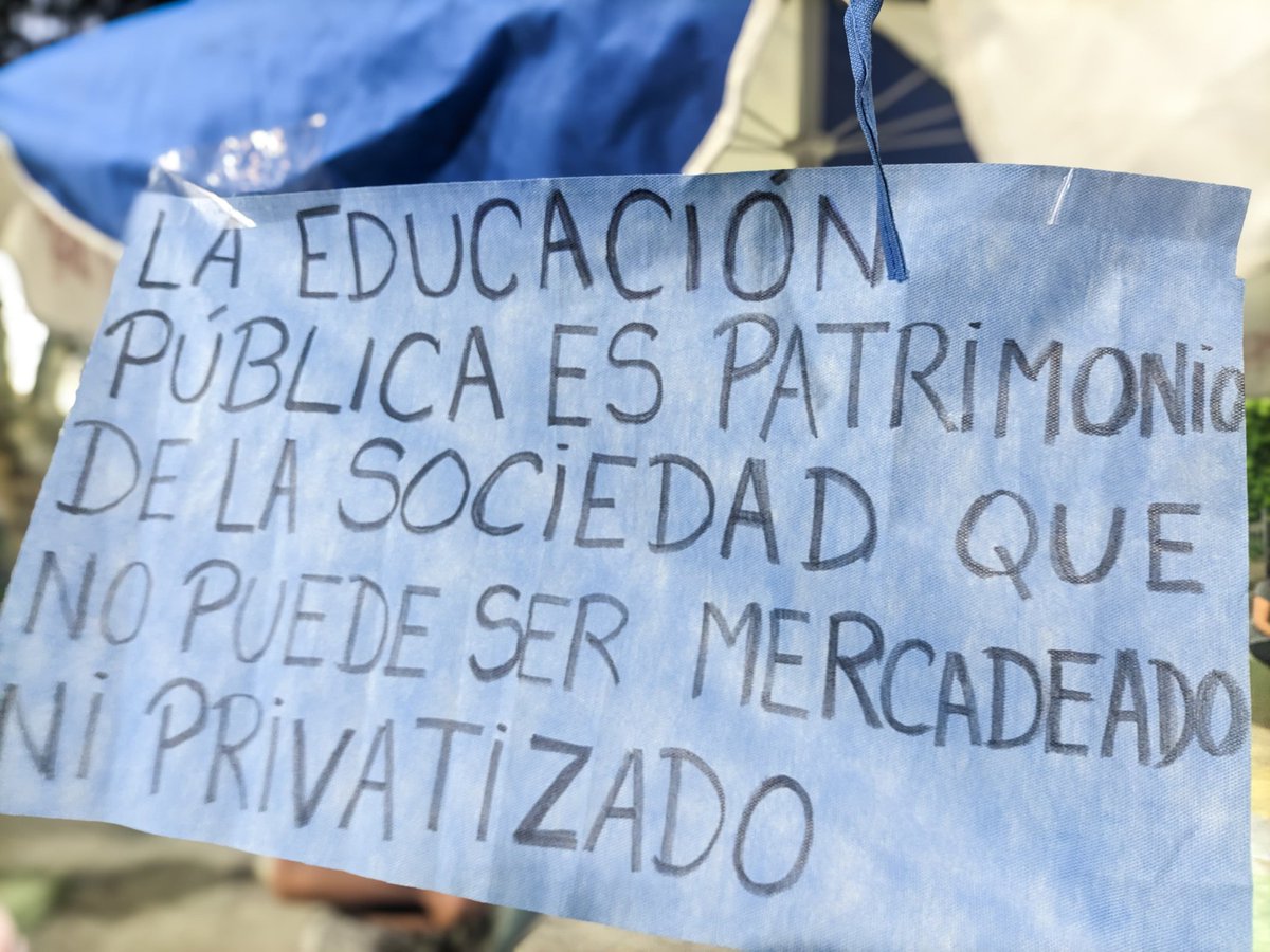 LibresDelSur3F's tweet photo. ❌El equipo Libres de Sur..
   Estuvo presente en la Universidad Nacional de Tres de Febrero.
✍️Juntando firmas para decir NO al recorte en la Educación pública y la Privatización 📚🎓
¡ Únete a nosotros y Marcha este 23 de Abril!! 
#EducaciónPúblicaSiempre https://t.co/TPWh2OxVcy