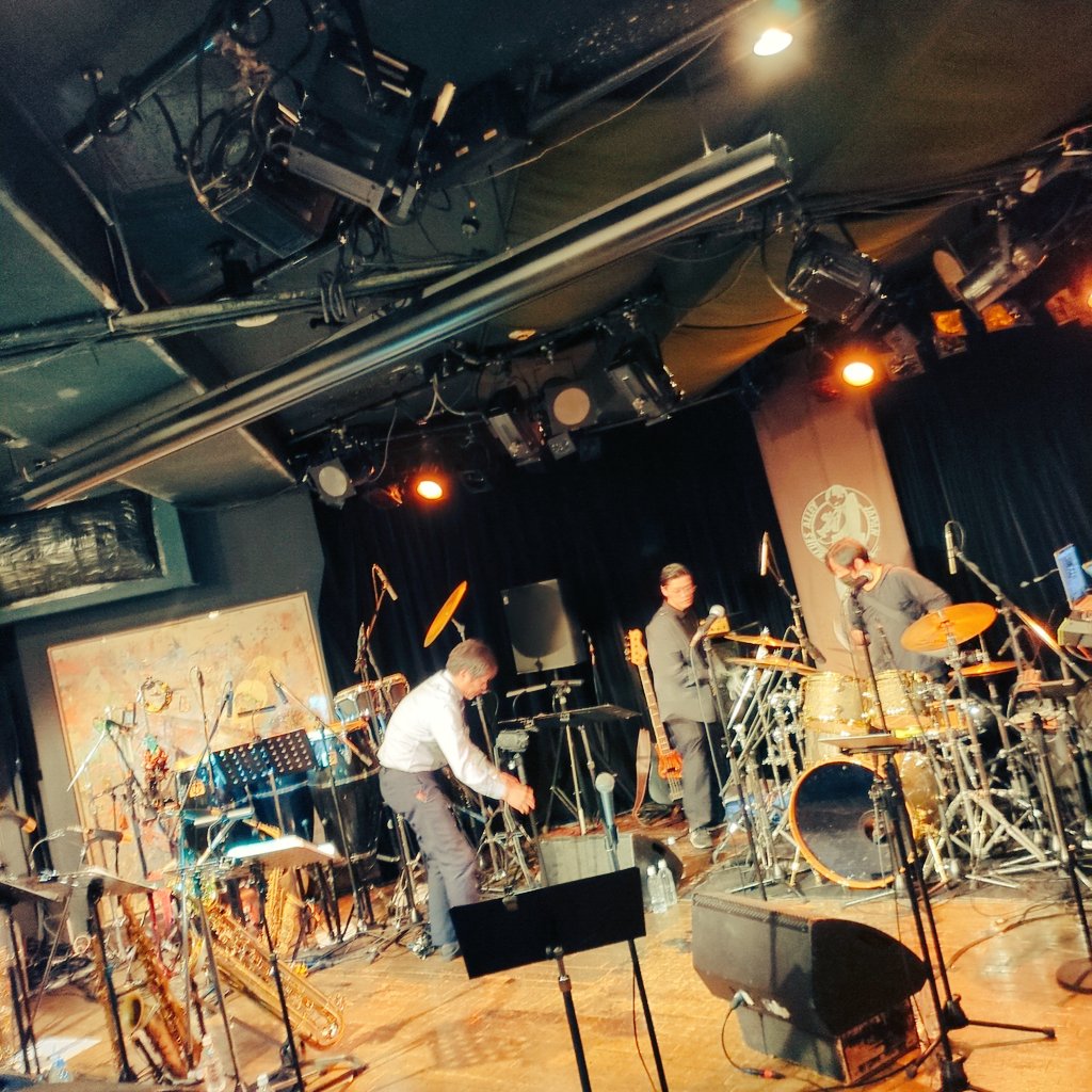 kenta_drmatic's tweet photo. めちゃくちゃいいライブだった!高槻ジャズストリートの思い出がぶわぁーって蘇ってきてなつかしエモくて泣いてしまいました。フビトさんのMC一発目が「お待たせしました!いやお待たせしすぎたかもしれません!」でちょっとわらった
#spitfunk
#ブルースアレイ https://t.co/RS5hH5eL0q