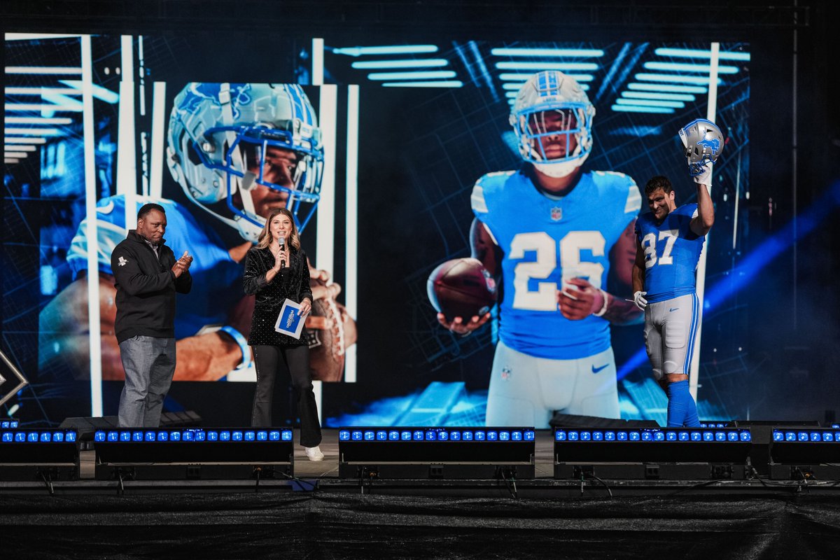 BarrySanders's tweet photo. It was awesome to be there for the @Lions new uniform unveiling.
The energy around this team is just amazing and I wanted thank the Fords, The coaches and players for having me. #ROARin24 https://t.co/mQ9dSVQWYR