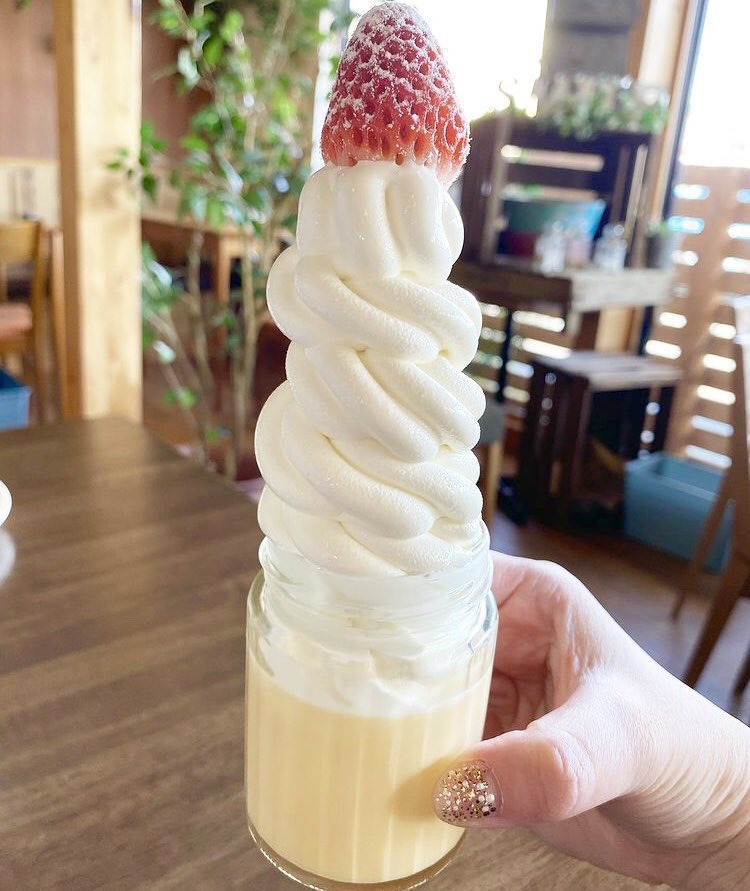 愛知県豊田市にあるお店「Big Smile」の、プリンの上にソフトクリームと苺をのせた「いちごプリンソフト」✨