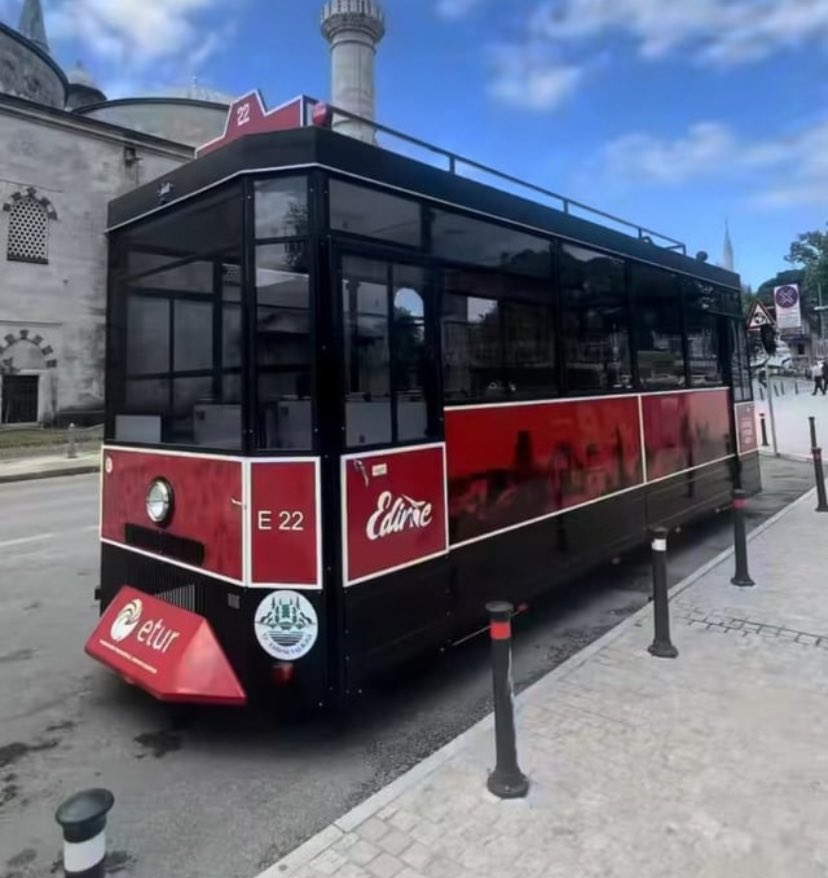 kaan_ett's tweet photo. Ülkede gittikçe yaygınlaşan bu tramvay görünümlü otobüs saçmalığı son bulsun artık. Tramvaylar modern şehirlerin ulaşım aracıdır, illa yapacaksanız ray döşeyin ve vatandaşa bir hizmet sağlayın. https://t.co/Hl0BT8ejFD