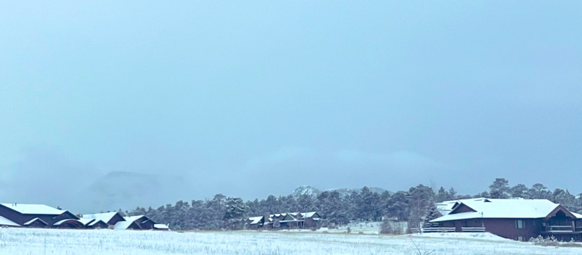 Saturday morning revealing fresh snow fall from last nights spring storm . The sun is trying to come out to the east . To the west , the Rocky Mountains are still hidden a bit ! 
Stay warm friends.. #COwx  #EstesPark #RMNP  #springsnow  
🏔️❄️❄️