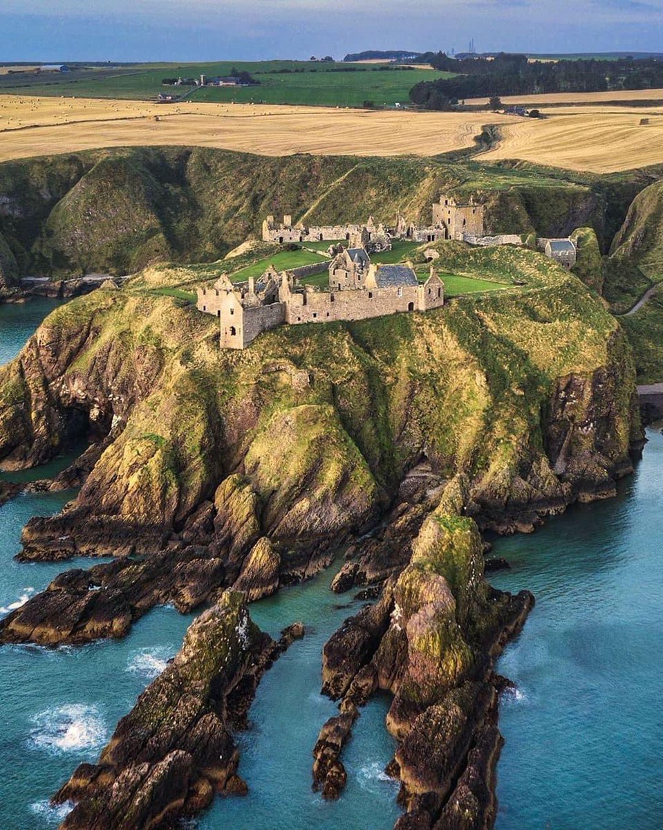 Dunnottar Castle is a ruined medieval fortress located upon a rocky headland on the north-eastern coast of Scotland, about 2 miles south of Stonehaven.

📷munrodrifter
