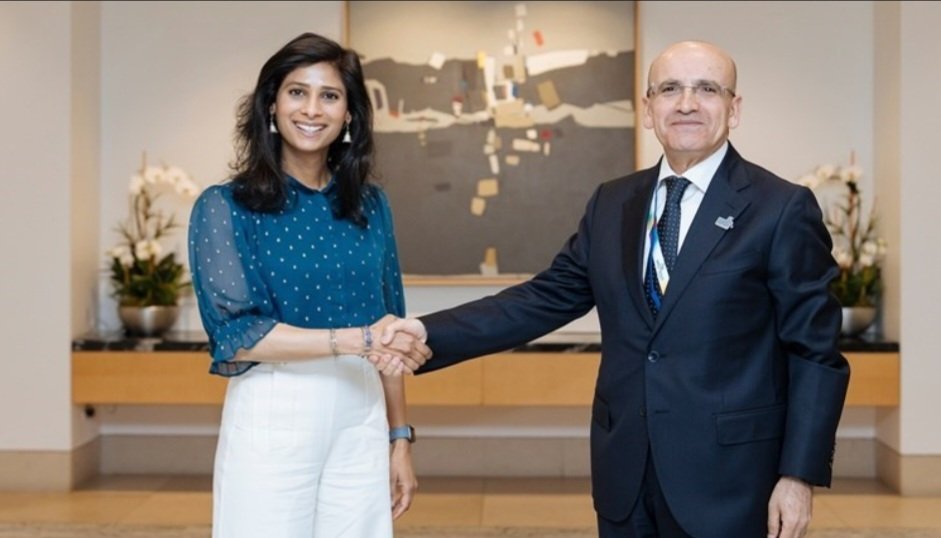 Mehmet Şimşek, IMF Başkan Yardımcısı Gita Gopinath ile bir araya geldi. Gopinath görüşmeye ilişkin 'Dünyanın görünümü üzerine mükemmel sohbet' başlığı ile paylaşım yaptı. Merak ettim, Şimşek 'yerel halkın' (Türk insanı) durumunu ve Suriyeliler'e olan sevgisini de anlattı mı?