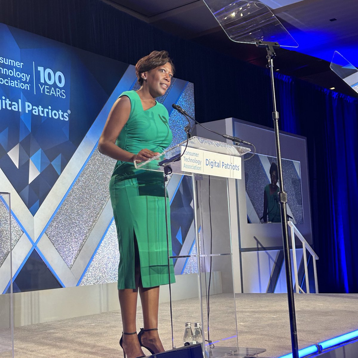 Wonderful to see @TiffanyMMoore introducing our incredible Digital Patriot @RepRobinKelly and highlighting CTA's dedication to supporting underrepresented startup founders! #CTA100 #CTATechWeek