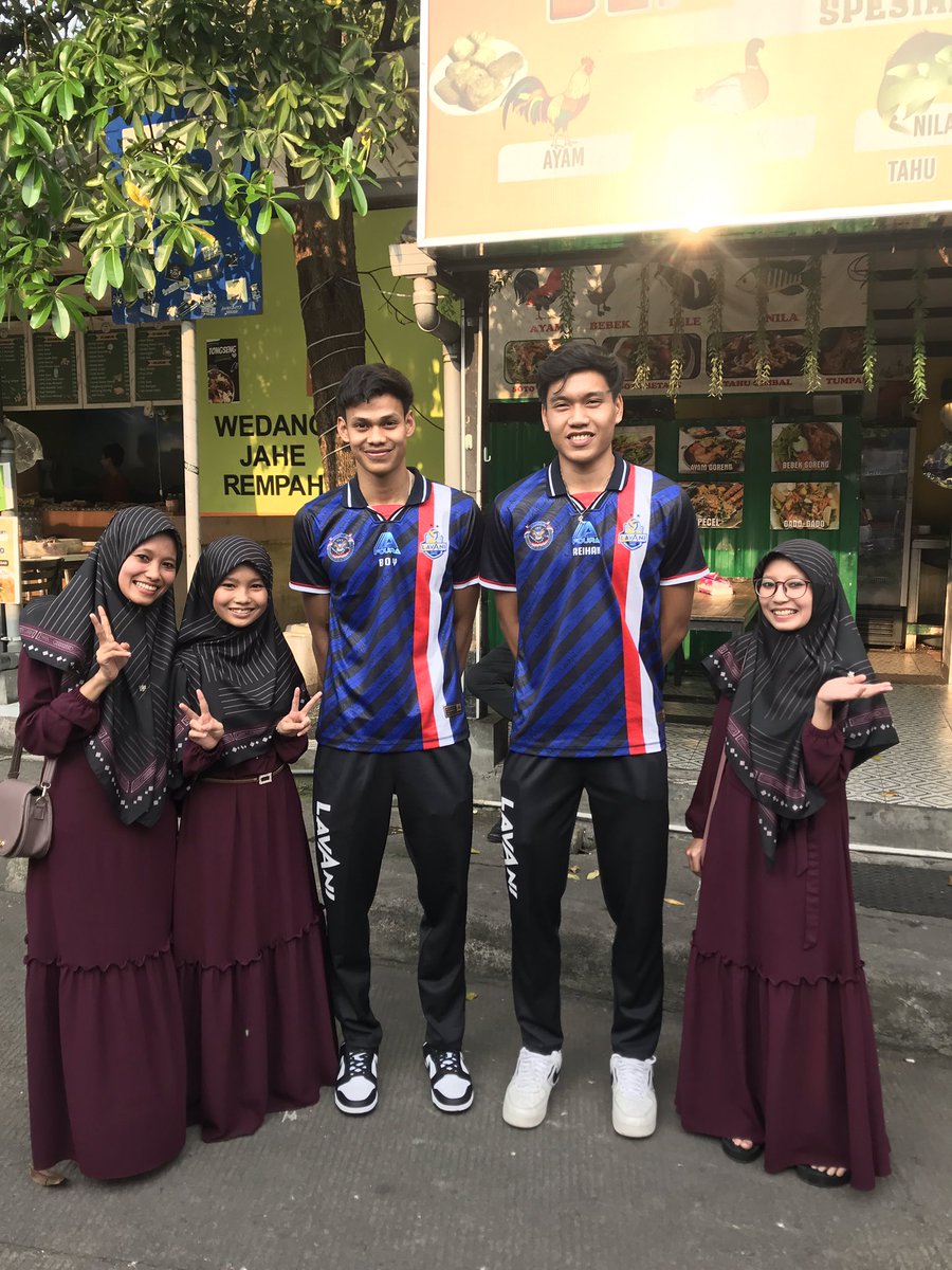 DuniaFan4's tweet photo. Niatnya mampir rest area buat makan , nggak tahunya malah ketemu rombongan tim lavani @LavaniForever  yang mau otw Jogja buat pertandingan minggu depan. Rasanya kayk mimpi ketemu sama para atlet voli yang biasanya cuma bisa dilihat di tv @mojiupdates  🫶🫶🫶 https://t.co/DAq3o5yGnK