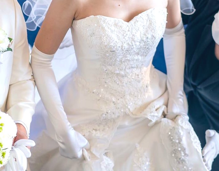 結婚式途中の花嫁様。両脇には白手袋をはめる式場スタッフと手に持つ新郎。これからドレスのスカートをまくりあげて…何をするのかな？
#手袋
#白手袋
#花嫁
#結婚式
#ウェディングドレス
#サテングローブ
#手袋フェチ
#glove
#whiteglove
#bride
#weddingdress
#satinglove
#glovefetish