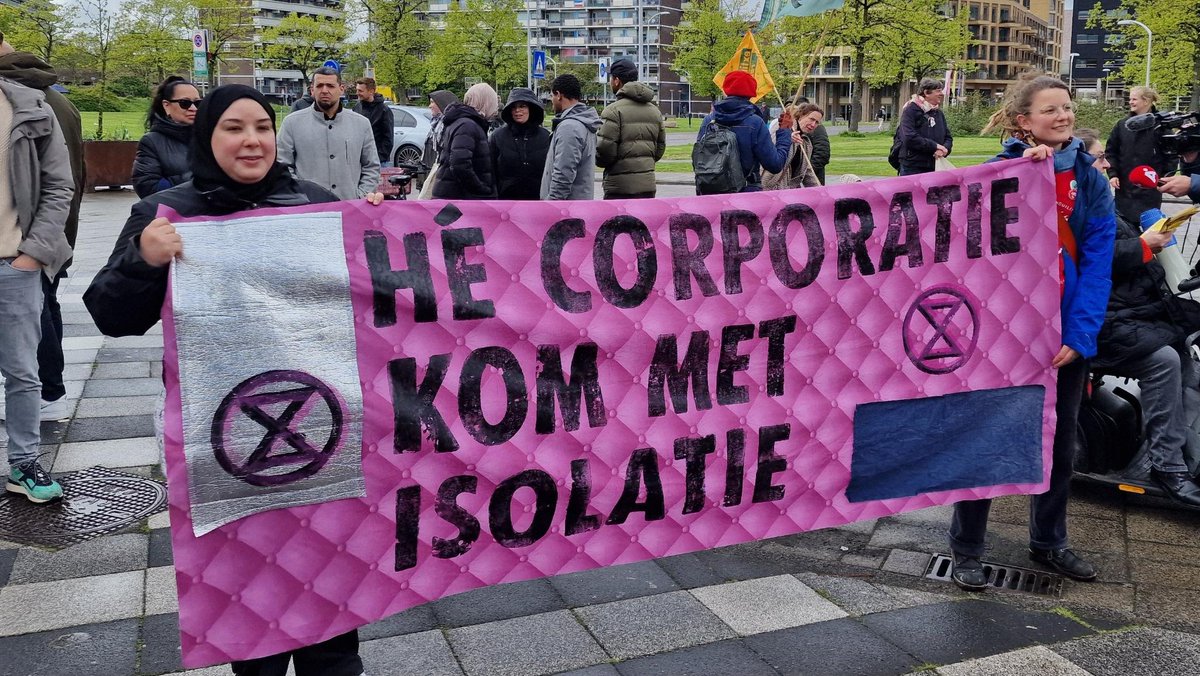 XRAmsterdam's tweet photo. Iedereen moet kunnen wonen in een betaalbare, goed geïsoleerde woning. Daarom liepen wij vandaag mee met de woon-armoede protestmars. Een EFG-woning is ook armoede! https://t.co/OrD28GzcPJ
