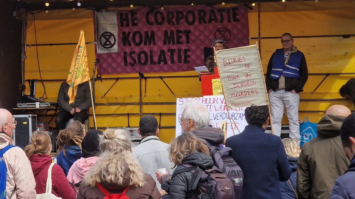XRAmsterdam's tweet photo. Iedereen moet kunnen wonen in een betaalbare, goed geïsoleerde woning. Daarom liepen wij vandaag mee met de woon-armoede protestmars. Een EFG-woning is ook armoede! https://t.co/OrD28GzcPJ